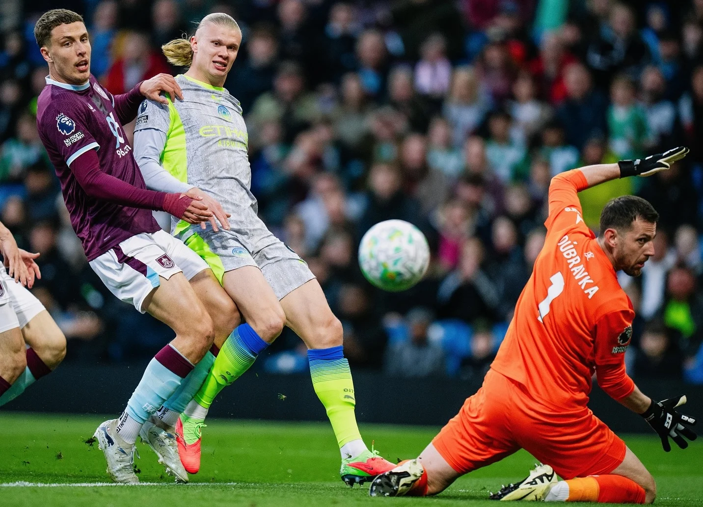 Pertandingan antara Burnley melawan Man City pada lanjutan Liga Inggris.