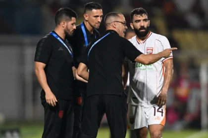 Pelatih Borneo FC, Fabio Lefundes sedang memberikan arahan kepada pemain Borneo FC