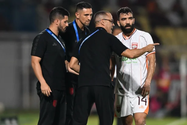 Pelatih Borneo FC, Fabio Lefundes sedang memberikan arahan kepada pemain Borneo FC