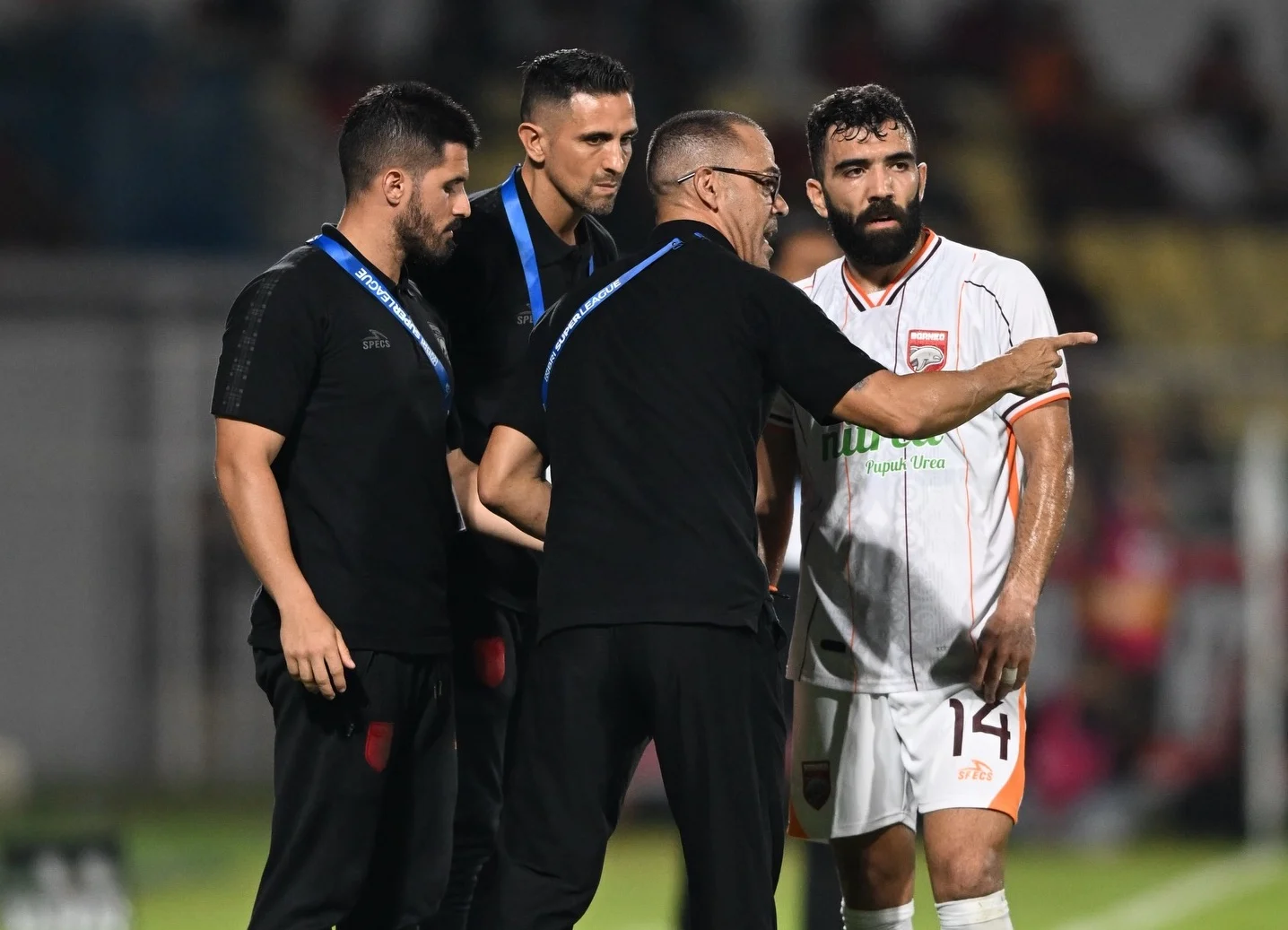 Pelatih Borneo FC, Fabio Lefundes sedang memberikan arahan kepada pemain Borneo FC