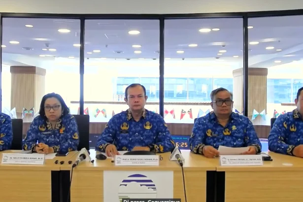 Plt Direktur Gempabumi dan Tsunami BMKG, Teuku Faisal Fathani (tengah) bersama jajarannya menggelar konferensi pers terkait update peringatan dini tsunami dampak gempabumi M7.6 di perairan Sulawesi Utara. (Foto: BMKG)