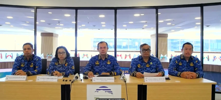 Plt Direktur Gempabumi dan Tsunami BMKG, Teuku Faisal Fathani (tengah) bersama jajarannya menggelar konferensi pers terkait update peringatan dini tsunami dampak gempabumi M7.6 di perairan Sulawesi Utara. (Foto: BMKG)