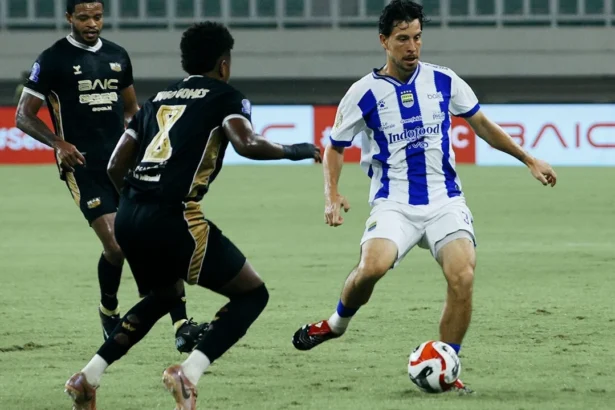 Pemain Persib Bandung, Tom Haye, dihadang saat membawa bole oleh pemain Dewa United