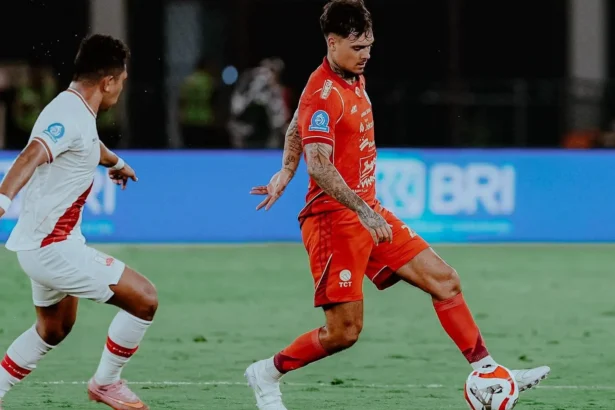 Shayne Pattynama saat bermain bersama Persija melawan Persis Solo