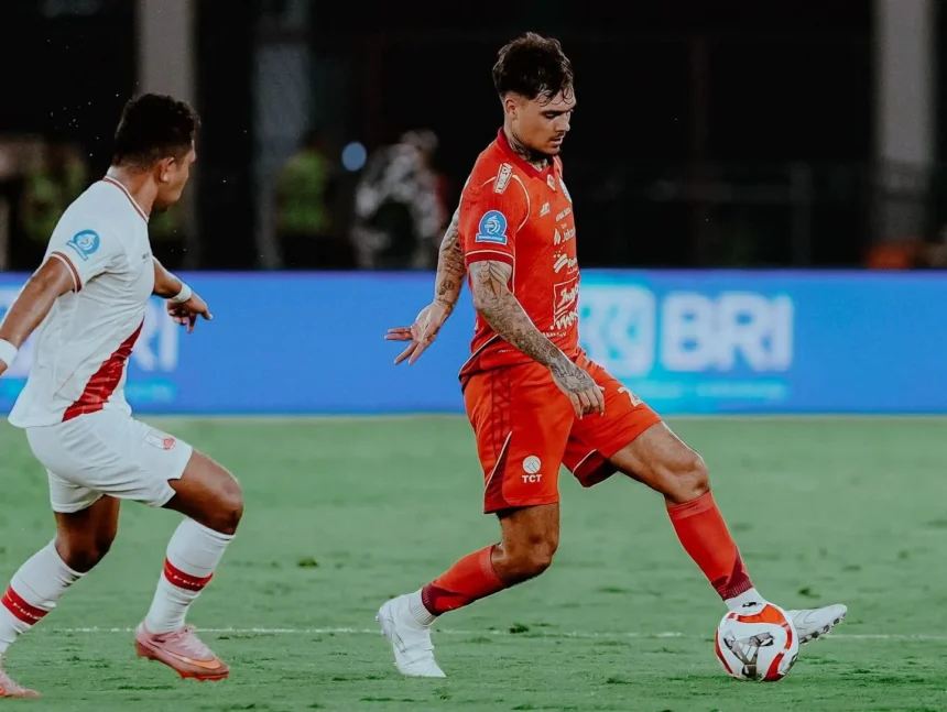 Shayne Pattynama saat bermain bersama Persija melawan Persis Solo