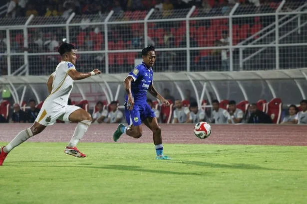 Pertandingan antara Bhayangkara Presisi Lampung FC melawan Persib Bandung di Stadion Sumpah Pemuda, Lampung