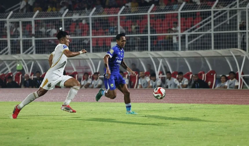 Pertandingan antara Bhayangkara Presisi Lampung FC melawan Persib Bandung di Stadion Sumpah Pemuda, Lampung