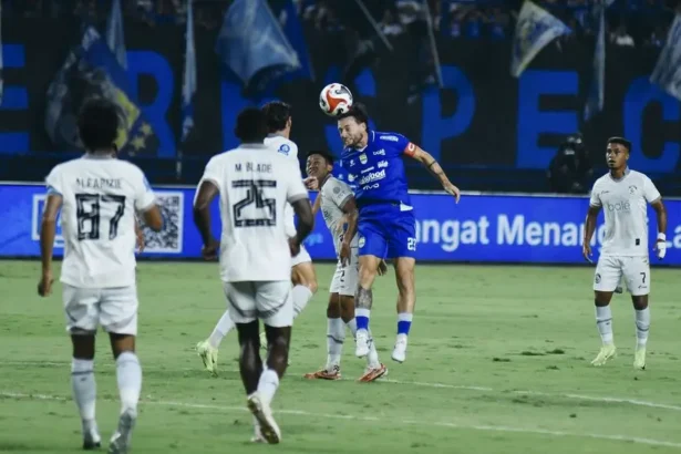 Pertandingan antara Persib Bandung melawan Arema FC berakhir imbang 0-0