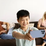 Ilustrasi anak main handphone