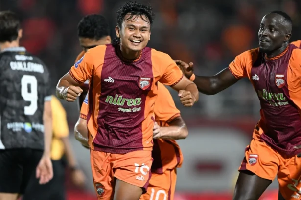 Selebrasi pemain Borneo FC Komang Teguh usai mencetak gol
