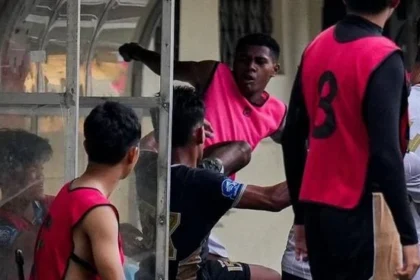 Aksi brutal pemain Bhayangkara U-20 pada laga EPA U-20 melawan Dewa United U-20
