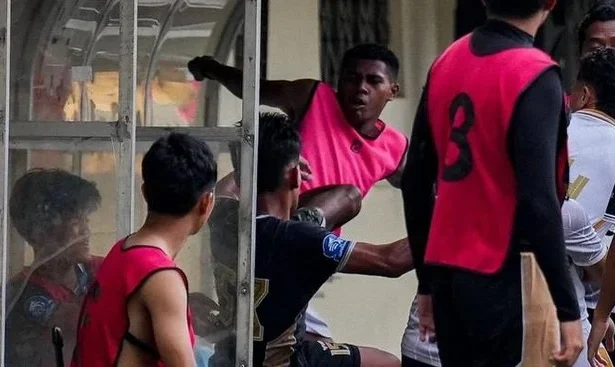 Aksi brutal pemain Bhayangkara U-20 pada laga EPA U-20 melawan Dewa United U-20