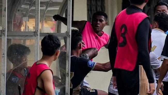 Aksi brutal pemain Bhayangkara U-20 pada laga EPA U-20 melawan Dewa United U-20