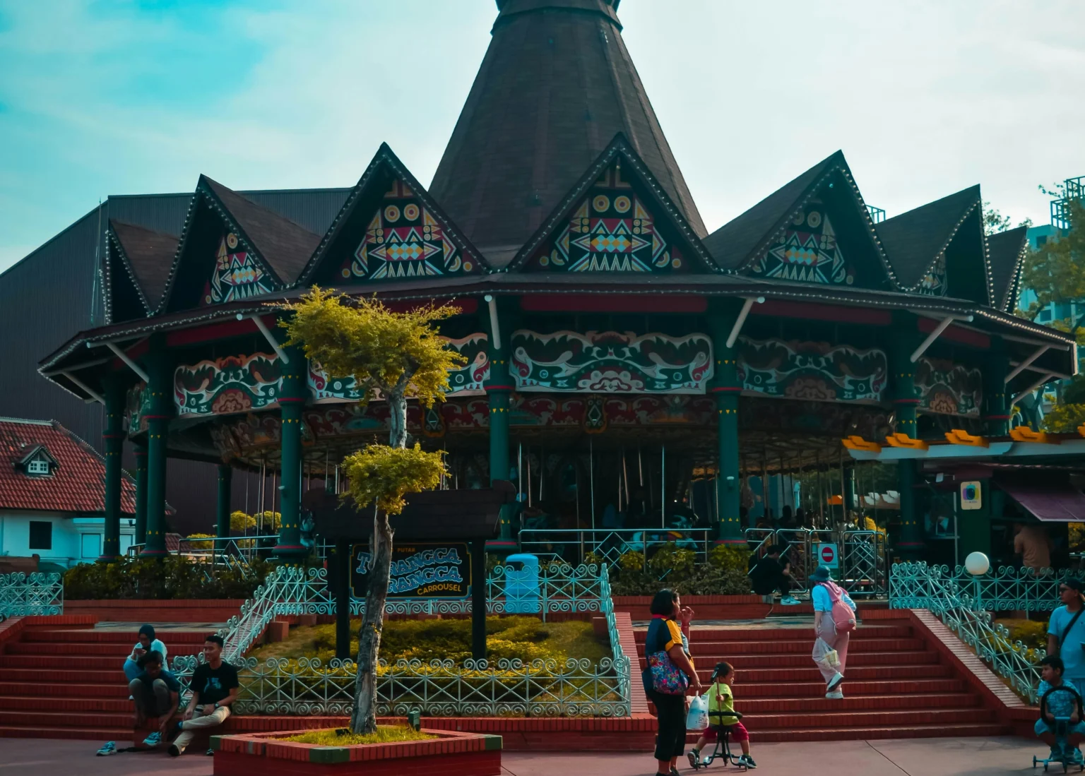 Wahana di Dunia Fantasi di Taman Impian Jaya Ancol. (Sumber: unsplash/Syahril Fadillah)