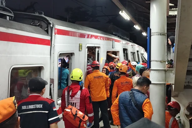 Tim Basarnas menyelamatkan penumpang KRL yang terjepit usai ditabrak KA Argo Bromo di Stasiun Bekasi. (Sumber: Owrite/Adi Briantika)
