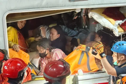 Tabrakan KA Argo Bromo dan KRL Commuter Line di Stasiun Bekasi Timur. (Sumber: Owrite/Adi Briantika)