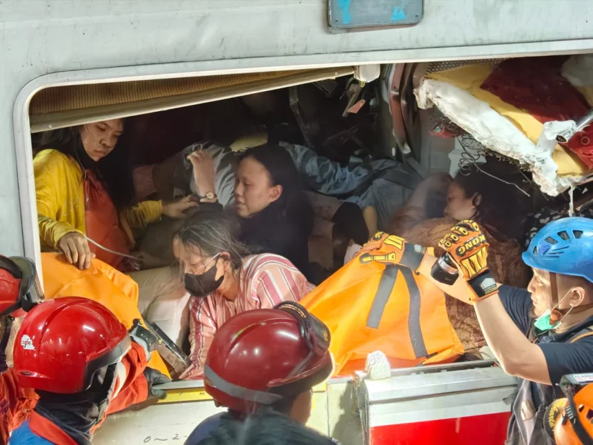 Tabrakan KA Argo Bromo dan KRL Commuter Line di Stasiun Bekasi Timur. (Sumber: Owrite/Adi Briantika)