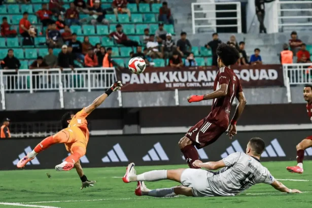 Pertandingan antara Madura United melawan PSM Makassar di putaran pertama BRI Super League 2025/2026