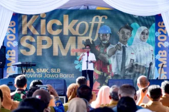 Kepala Dinas Pendidikan Jabar, Purwanto saat Kick Off SPMB SMA, SMK, dan SLB di Kompleks Olahraga Arcamanik, Bandung