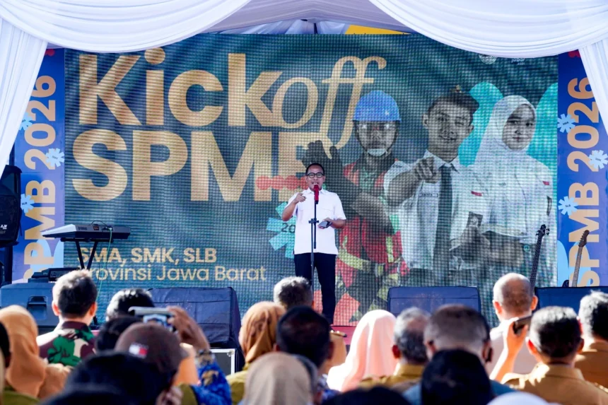 Kepala Dinas Pendidikan Jabar, Purwanto saat Kick Off SPMB SMA, SMK, dan SLB di Kompleks Olahraga Arcamanik, Bandung