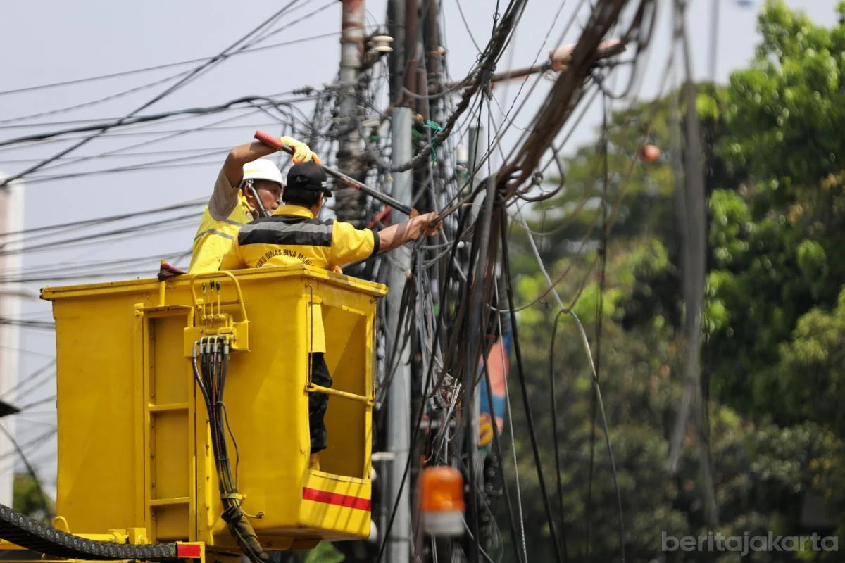Penataan kabel udara di Jakarta