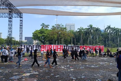 Sampah berserakan setelah ribuan massa memadati lokasi perayaan Hari Buruh