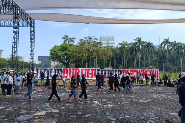Sampah berserakan setelah ribuan massa memadati lokasi perayaan Hari Buruh