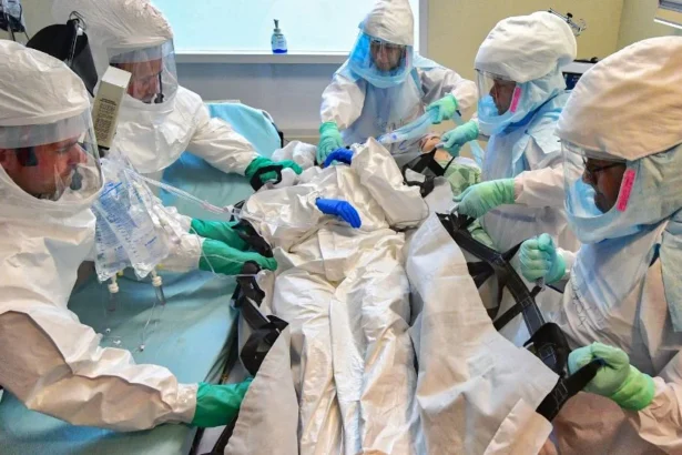 Tim Kesehatan menangani wabah Ebola