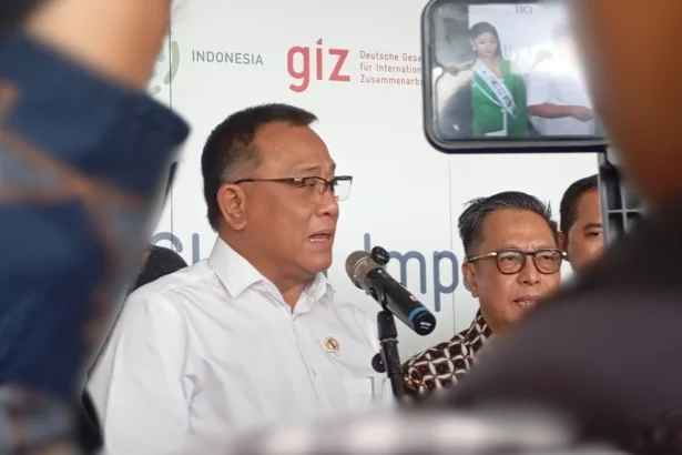 Menteri Lingkungan Hidup/Kepala Badan Pengendalian Lingkungan Hidup (BPLH), Moh. Jumhur Hidayat