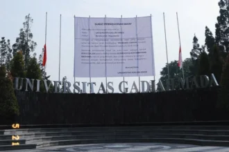 Spanduk bertuliskan “Surat Permohonan Maaf”