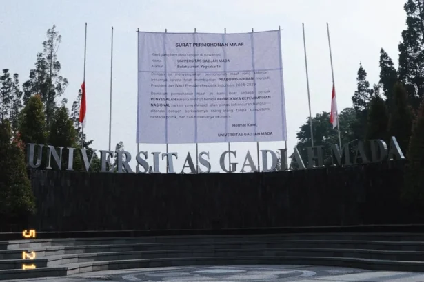 Spanduk bertuliskan “Surat Permohonan Maaf”