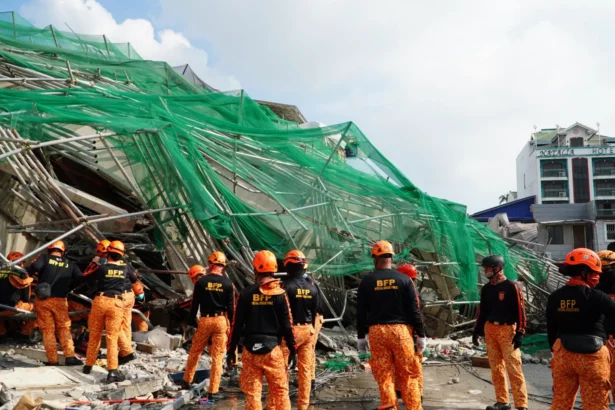 Gedung 9 Lantai di Filipina Ambruk