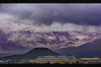 Asap tebal Gunung Mayon Filipina