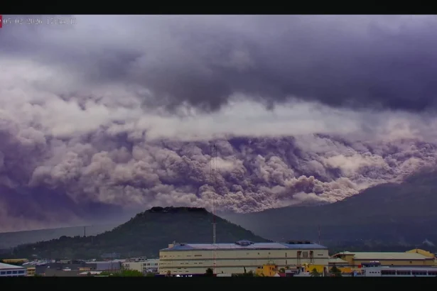 Asap tebal Gunung Mayon Filipina