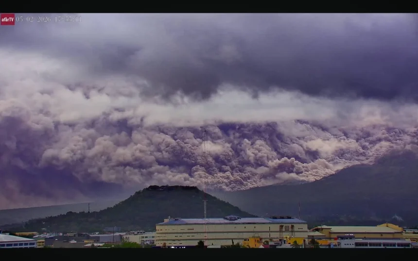 Asap tebal Gunung Mayon Filipina