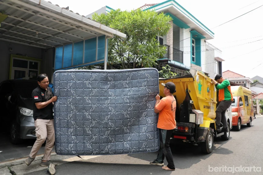Buang kasur bekas