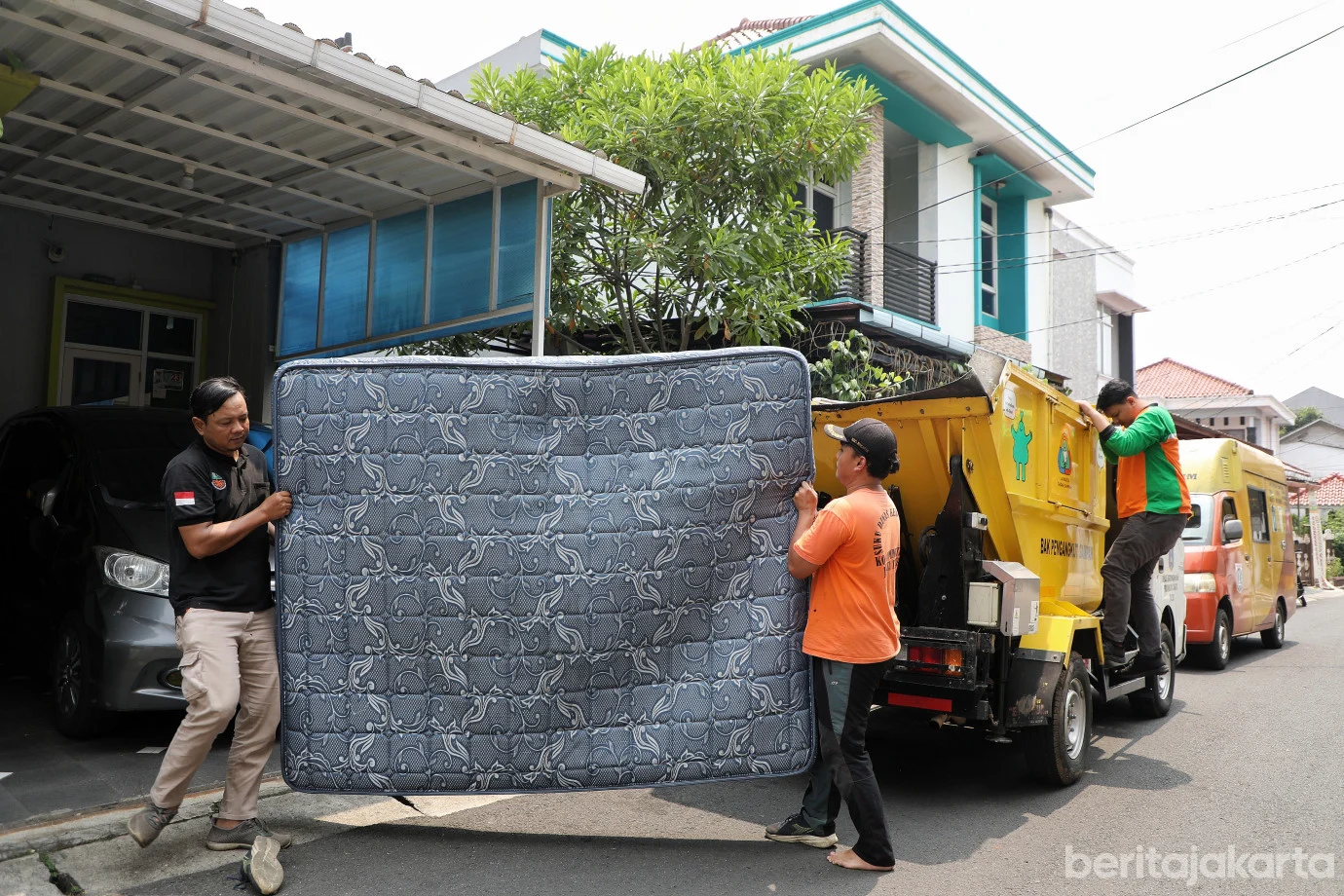 Buang kasur bekas
