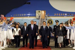 Trump Tiba di Bandara Beijing dan Disambut Secara Meriah oleh Pejabat Tinggi China