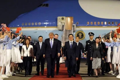 Trump Tiba di Bandara Beijing dan Disambut Secara Meriah oleh Pejabat Tinggi China