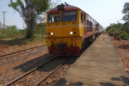 Penampakan kereta tengah berjalan pada siang hari.