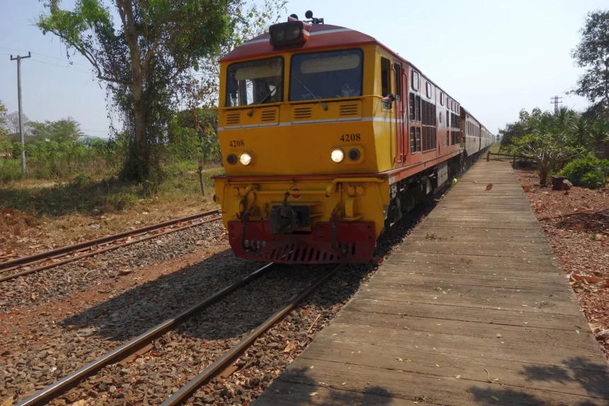 Penampakan kereta tengah berjalan pada siang hari.