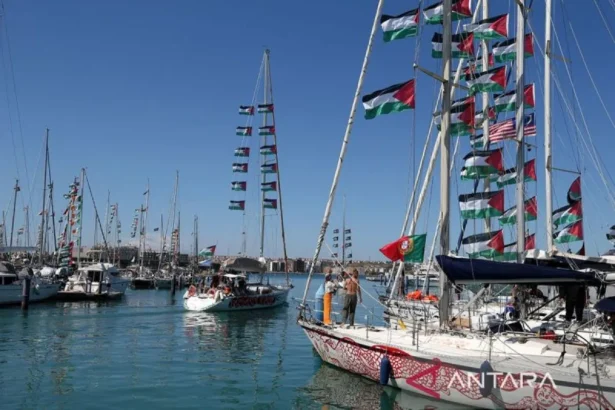 Kapal-kapal yang mengikuti "Global Sumud Flotilla 2026 Spring Mission" berangkat dari marina di Augusta, Pulau Sisilia, Italia, 26 April 2026.