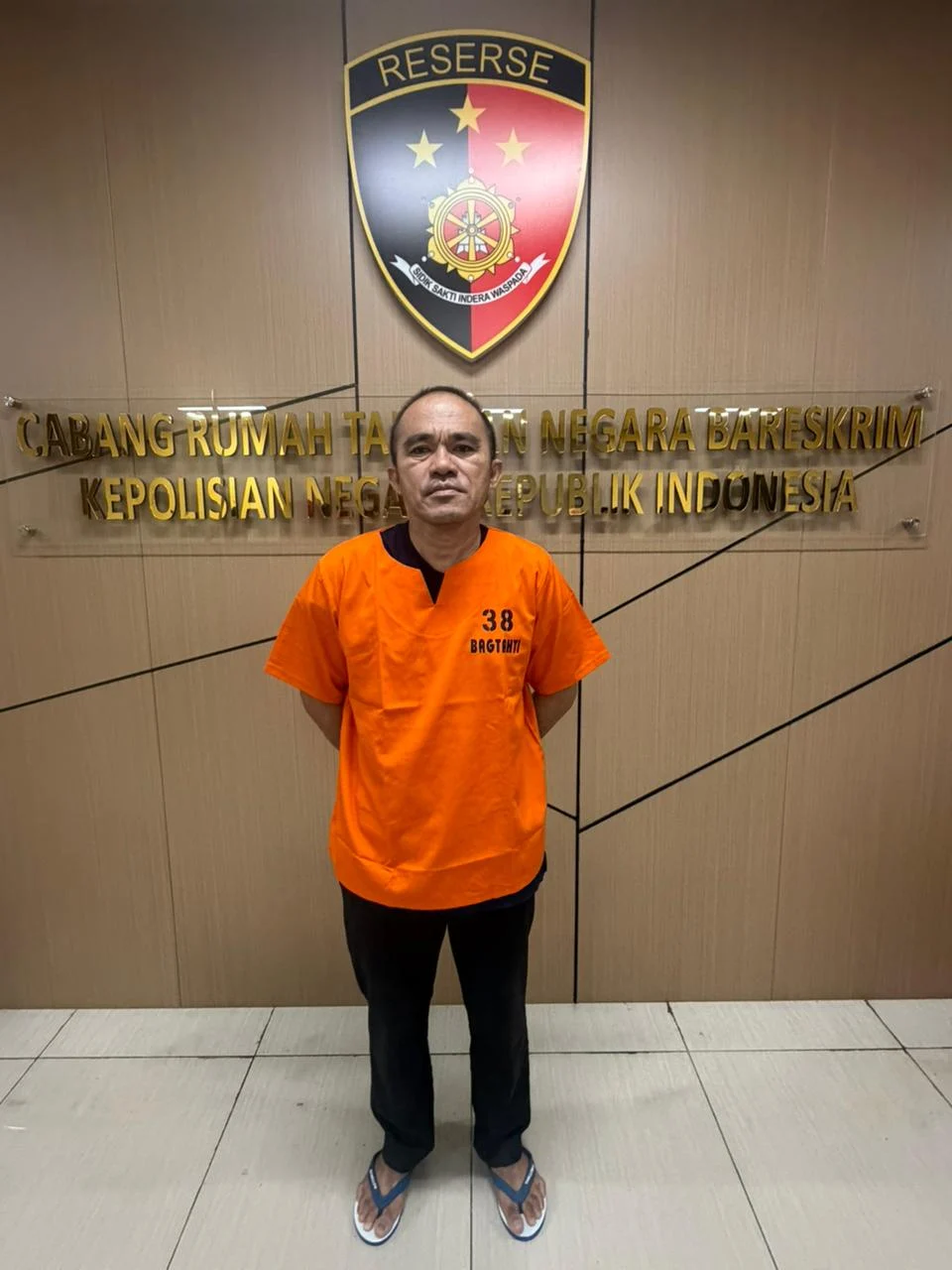 Eks Kasat Narkoba Polres Kutai Barat AKP Deky Jonathan Sasiang menjadi tahanan rutan Bareskrim Polri.