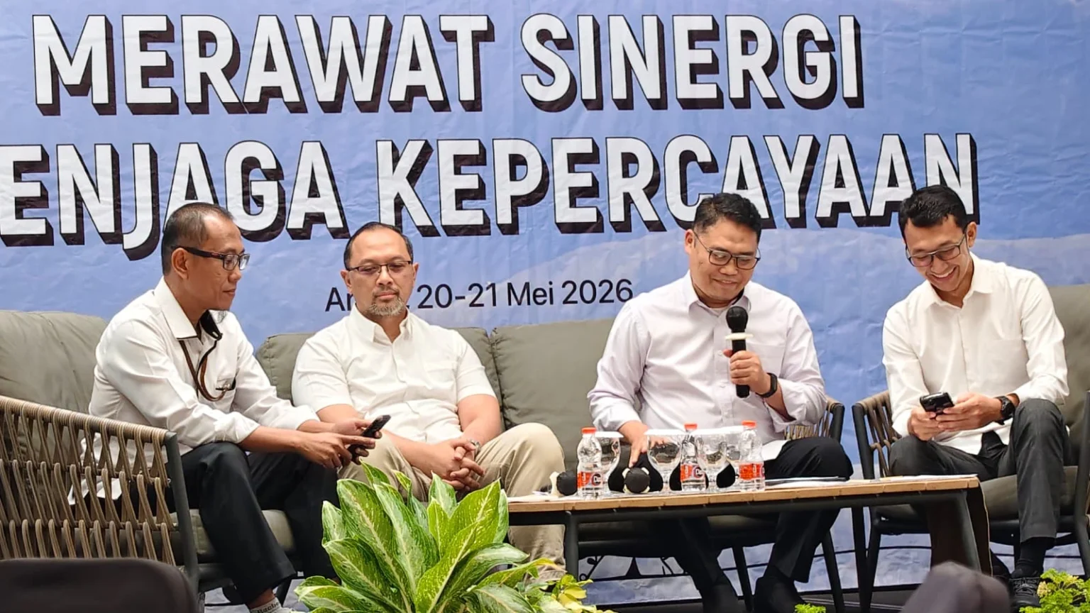 Plt Direktur Penyidikan KPK Achmad Taufiq Husein (paling kiri) menjelaskan strategi baru dalam mengusut kasus korupsi.