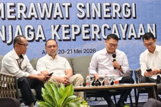Plt Direktur Penyidikan KPK Achmad Taufiq Husein (paling kiri) menjelaskan strategi baru dalam mengusut kasus korupsi.