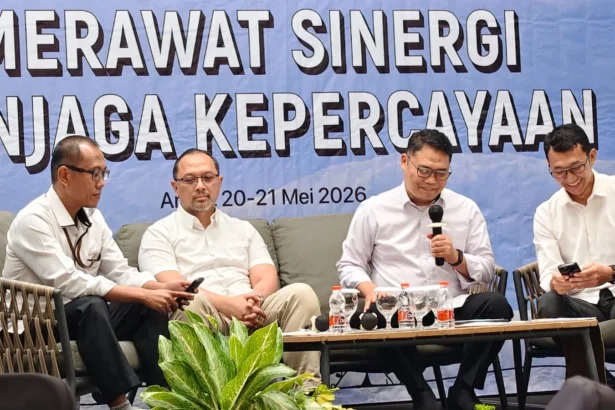 Plt Direktur Penyidikan KPK Achmad Taufiq Husein (paling kiri) menjelaskan strategi baru dalam mengusut kasus korupsi.