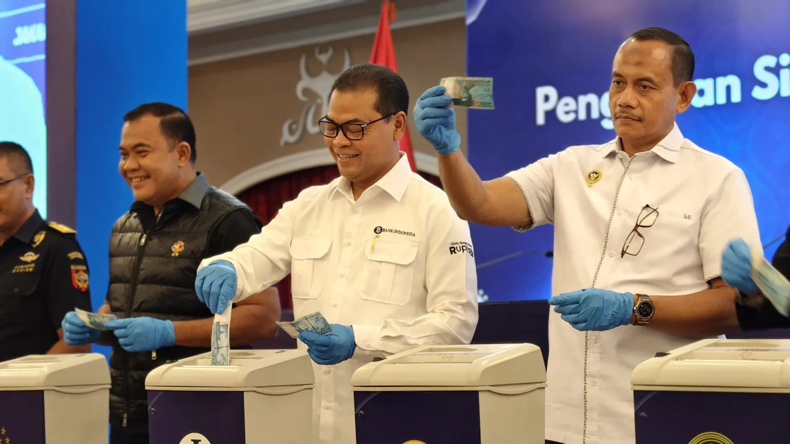 Konferensi Pers Pemusnahan Rupiah Palsu Hasil Klarifikasi Bank Indonesia.