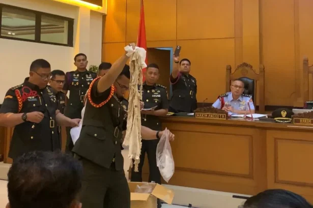 Penampakan kaos putih milik Andrie Yunus usai terkena cairan kimia.