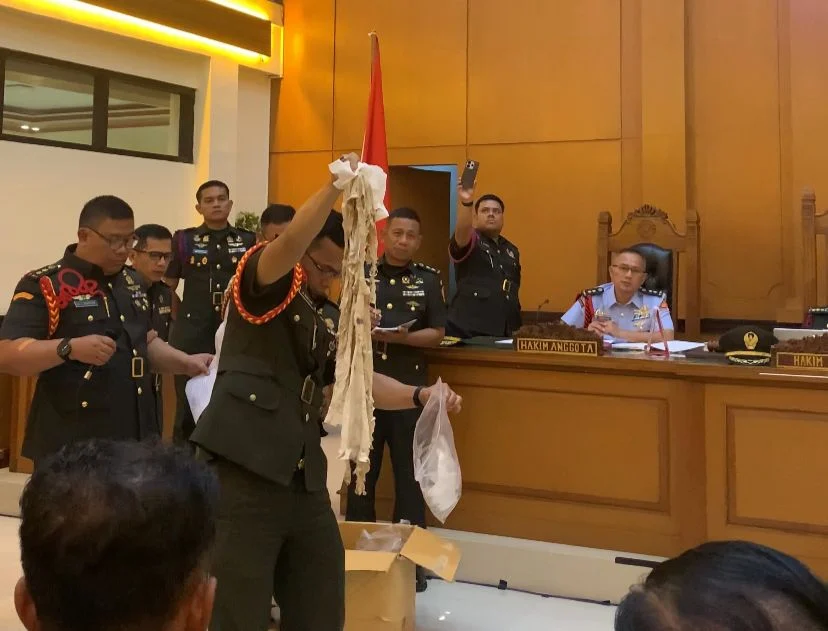 Penampakan kaos putih milik Andrie Yunus usai terkena cairan kimia.