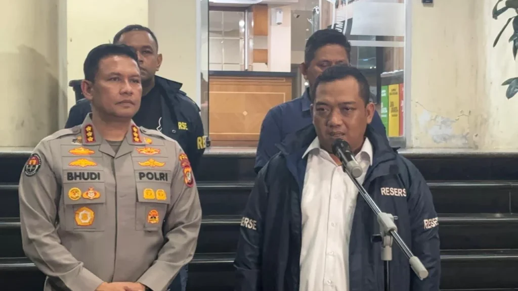 Ditreskrimum Polda Metro Jaya meringkus 2 pelaku begal bersenpi di kawasan Jakarta Timur.